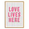 Art-Poster - Love lives here - The Native State - Cadre bois chêne